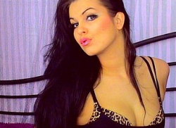 brunette webcam girl